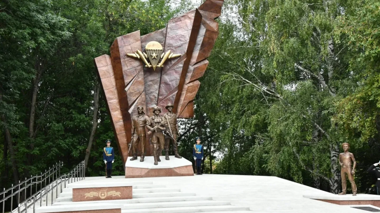 Памятник десантникам всех поколений. Парк Победы г.Уфа